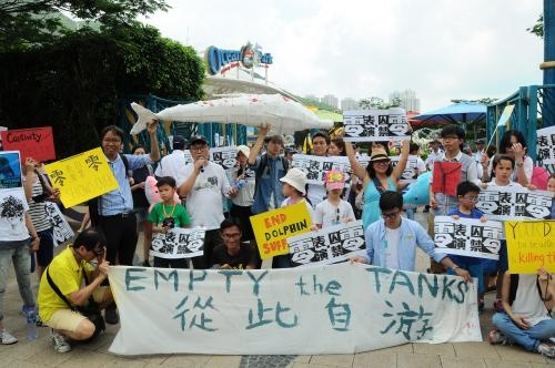 動保人士闖海洋公園反圈養 園方閃縮拒絕對話