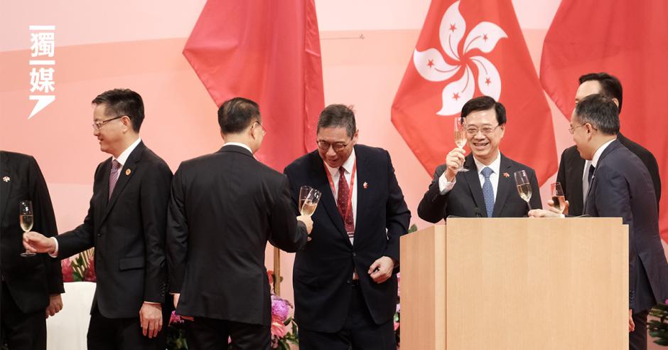 李家超署理特首身份主持七一酒會 祝酒時笑不攏嘴