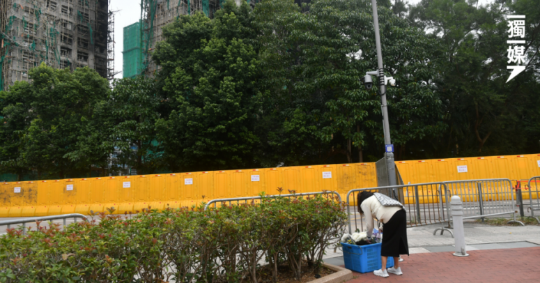 【宏福苑五級火】災後後一個月母親仍下落不明 家屬帶花致哀：希望快啲有消息