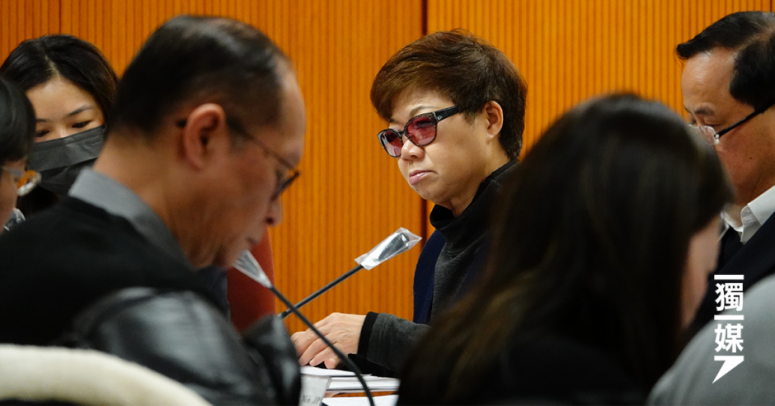 【宏福苑五級火】災後首開區議會 黃碧嬌走後門出入避答記者 發言後疑哭泣