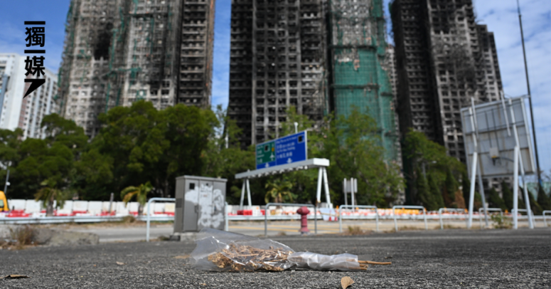 【宏福苑五級火】災後兩個月 大學生獻花盼「唔好丟淡、唔好習慣」